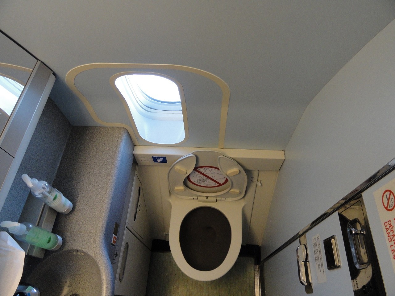 在飞机上该如何上厕所，这一点可一定要注意哦_哔哩哔哩_bilibili