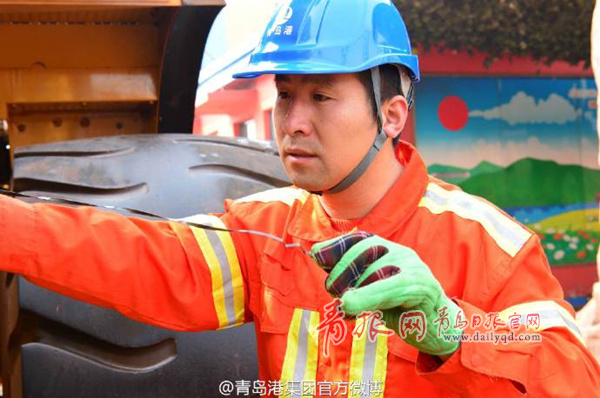 港装载司机郭凯被表彰为全国优秀共产党员_