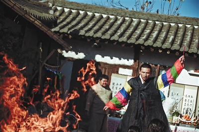 黄政民在片中“斗法”一场戏可代表全片风格：癫狂。