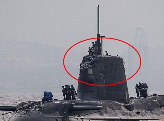 英国核潜艇准备训练时与商船相撞 指挥台围壳受损