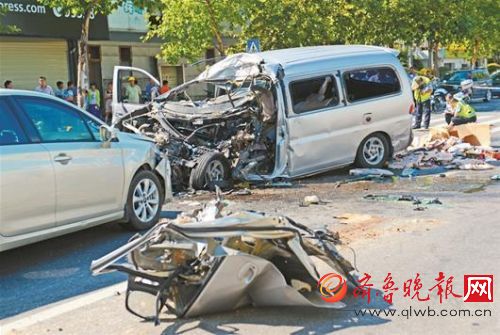武汉面包车油罐车相撞致1死5伤 热心路人撬车