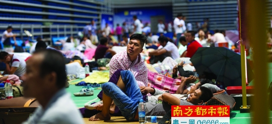广州：“妮妲”过境带来大风 1600人在体育馆过夜(图)