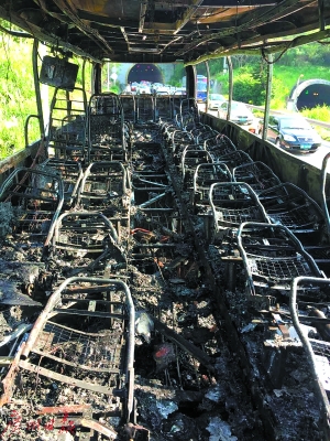 广东载44人大巴高速路上自燃 被烧成铁架(图)
