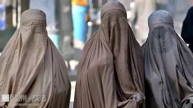 法国禁止穆斯林在海滩穿裹全身泳衣 结果被全