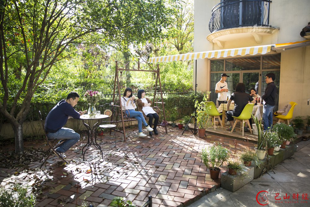 在人间!两个女生创业后的生活 一语惊醒大学生