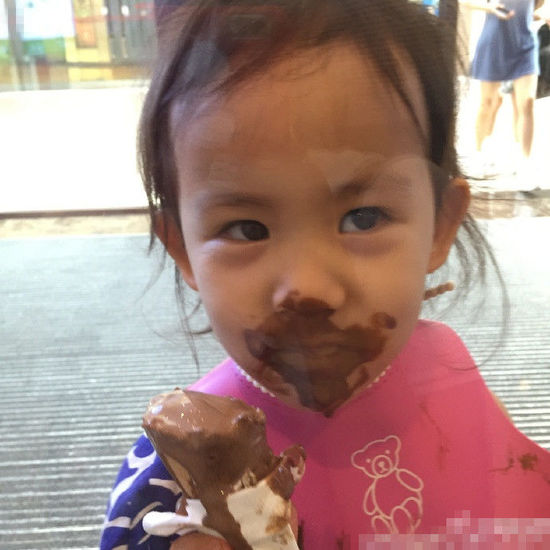 黄磊小女儿吃冰激凌糊一脸 呆萌样子撞脸甜馨