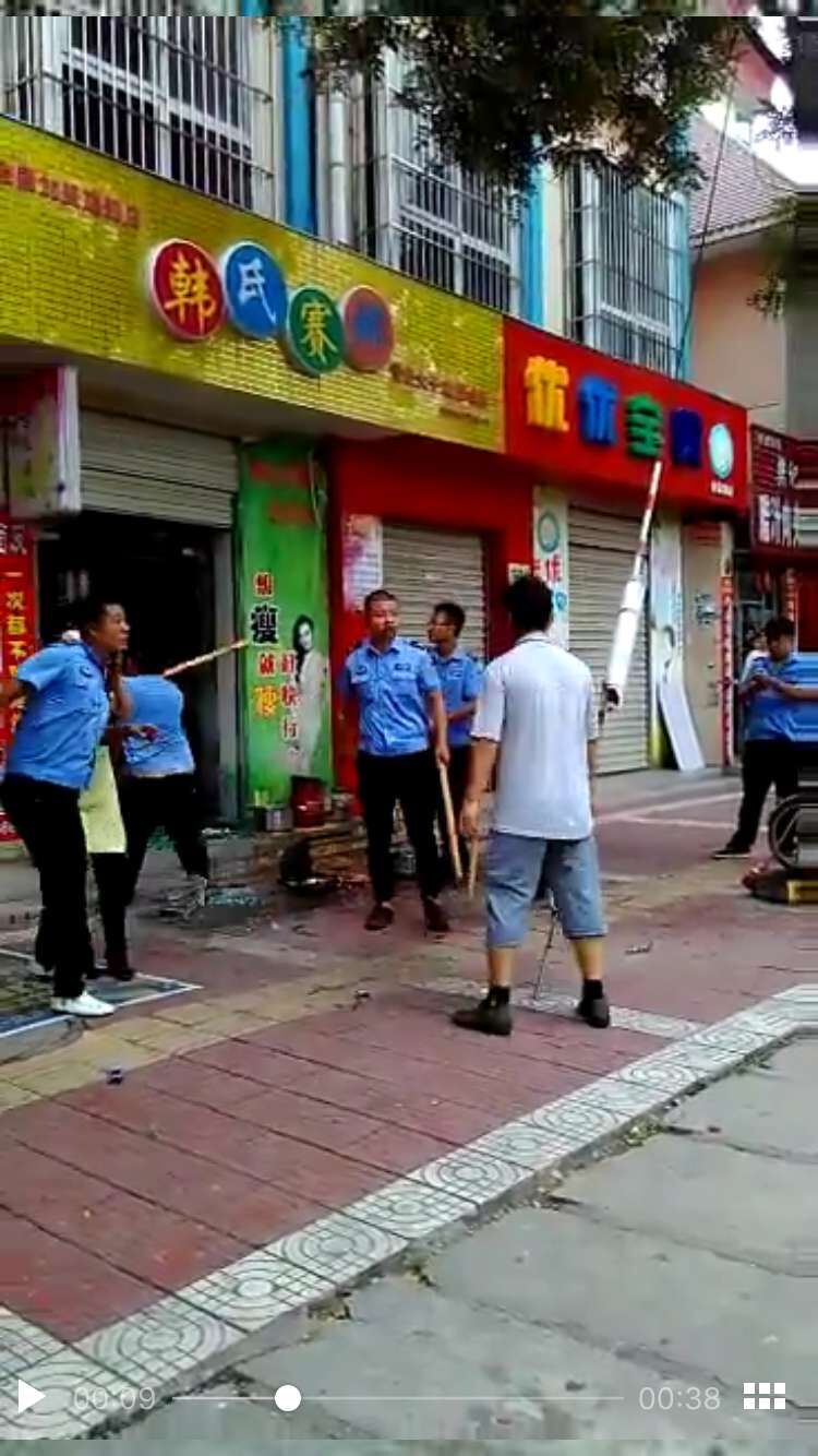 陕西：城管与商户起冲突 持棍棒打砸店铺(图)