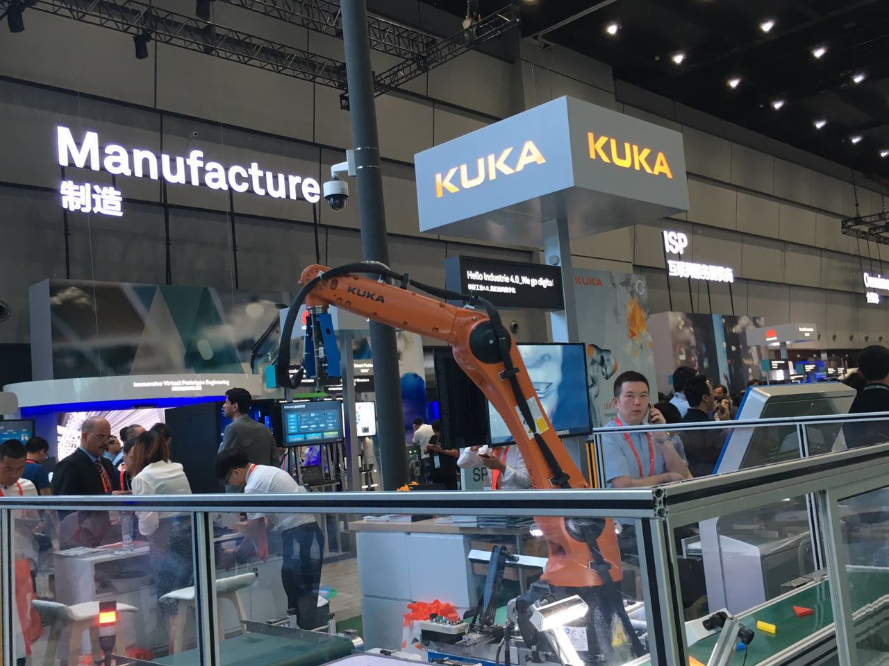 刷脸可追踪轨迹 华为大会现场上演疑犯追踪