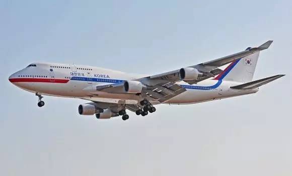 韩国总统专机是由一架波音747-400改装而成.