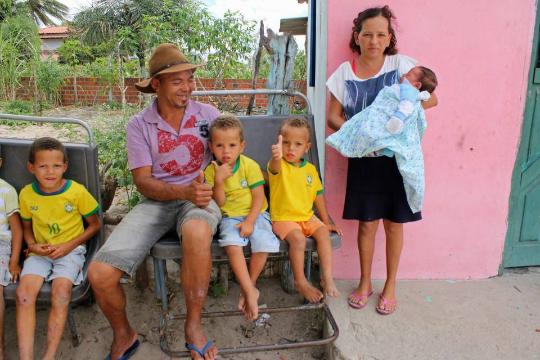 巴西夫妇20年连生13男孩求女孩 都够组建一支