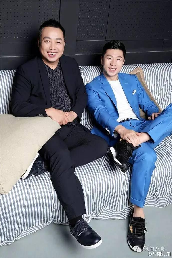 刘国梁马龙拍时尚大片 怎么看都像于正抱着倒