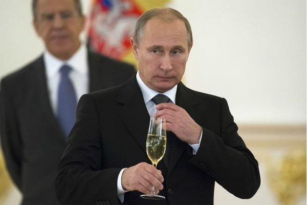 Putin-champagne-RT_600.jpg