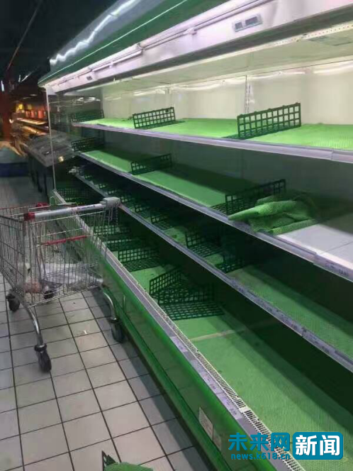 台风登陆海南：市民疯狂囤粮 超市货架被抢空(组图)