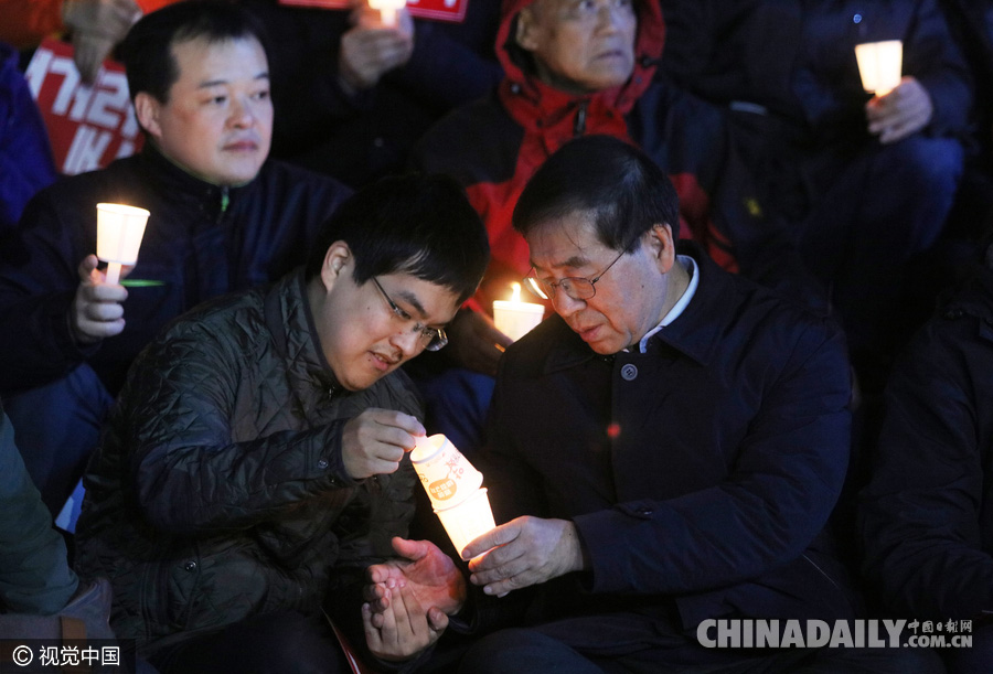 首尔市长领导民众烛光集会 呼吁朴槿惠下台(图)1