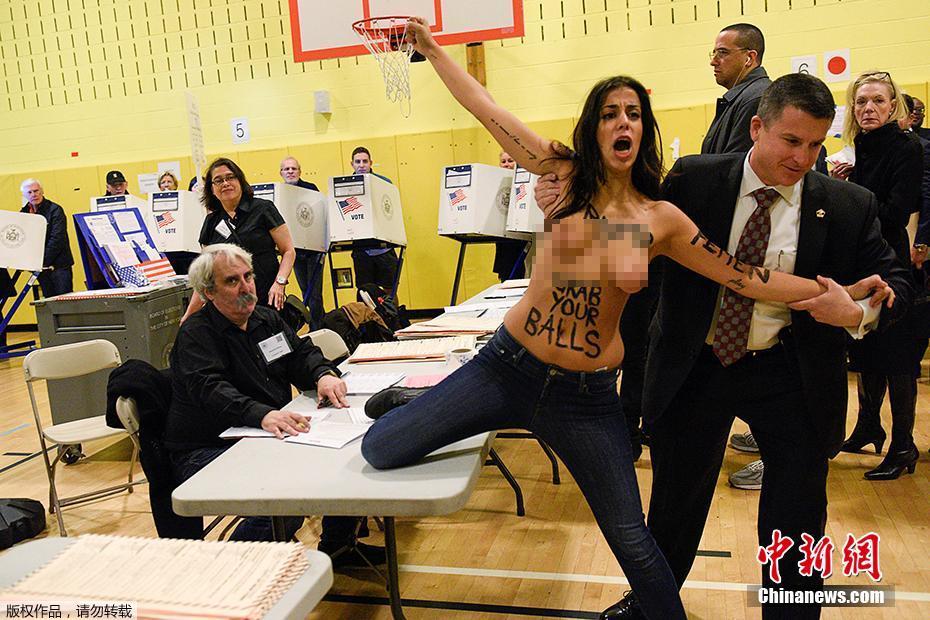 美国两半裸女子投票站抗议特朗普(组图)