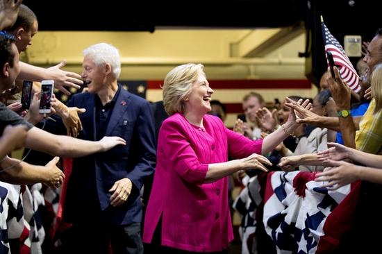 2016年7月29日，希拉里与丈夫克林顿在费城与支持者握手。（新华/美联）