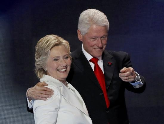2016年7月28日，希拉里与丈夫克林顿在共和党全国代表大会上合影。（新华/路透）