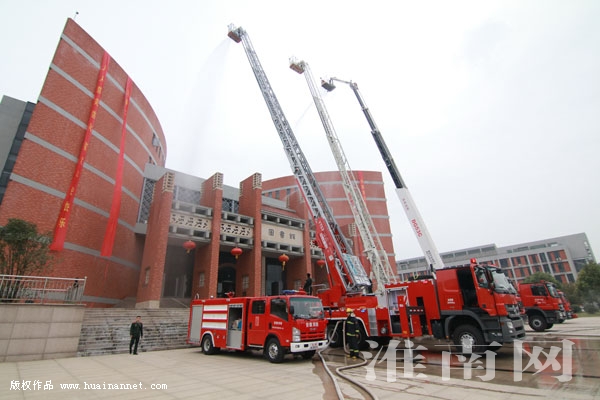 淮南消防宣传日 大学生零距离感受