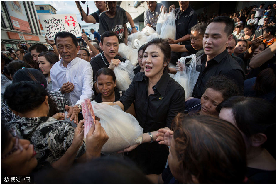 泰国前总理英拉街头卖大米声援米农(图)
