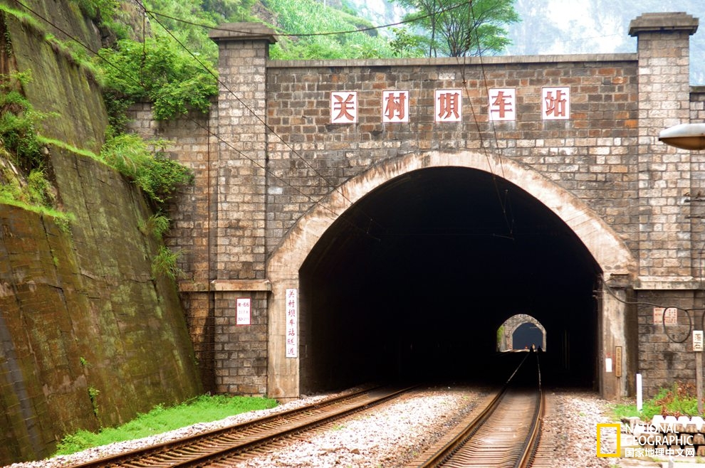 关村坝火车站就这样建在丁木沟与关村坝隧道之间的隧道里,这个隧道的