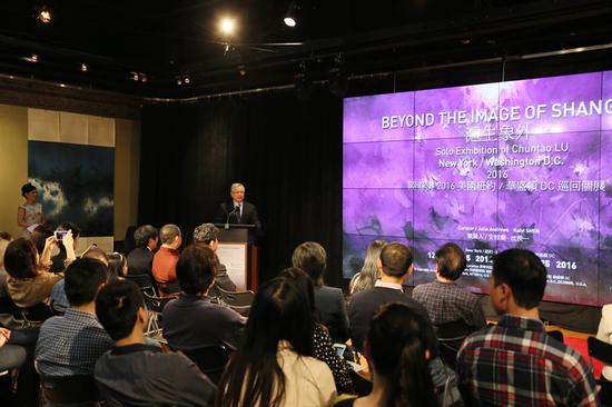 展览现场亚洲文化传媒集团总裁蒋天龙先生在开幕式上发言