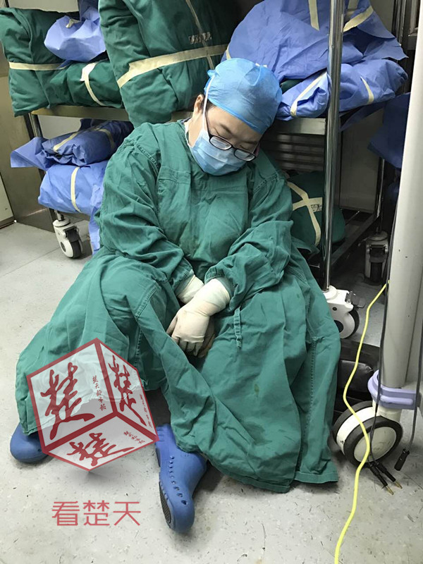 武汉女医生连续工作36小时 在手术室里睡着_凤