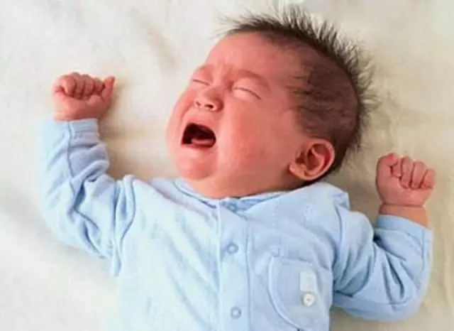 婴儿出生为什么都是哭 而不是笑呢