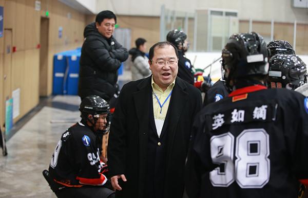 英达儿子成签约世界顶级冰球联赛首位中国人