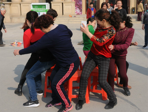 庆祝三八节到来 张店三小区举办社区趣味运动