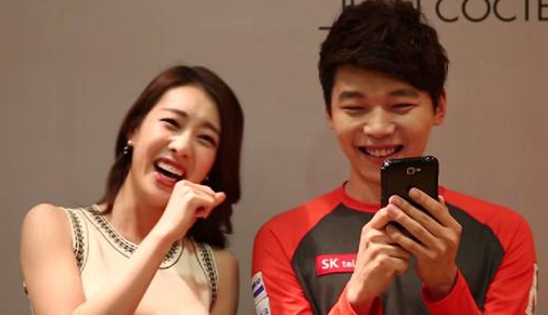 Huni直播调侃Faker:单身20年要转职大魔法师