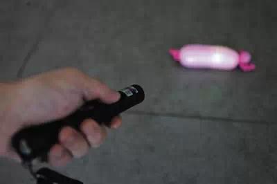 激光笔能照到多远的地方 954b6900607255d_w400_h266.jpg