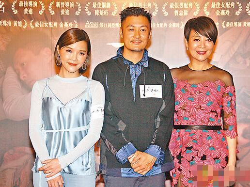 余文乐(中)忙宣传