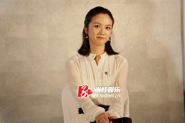 汤唯白裙短发亮相博鳌英文朗诵呼吁保护大自然