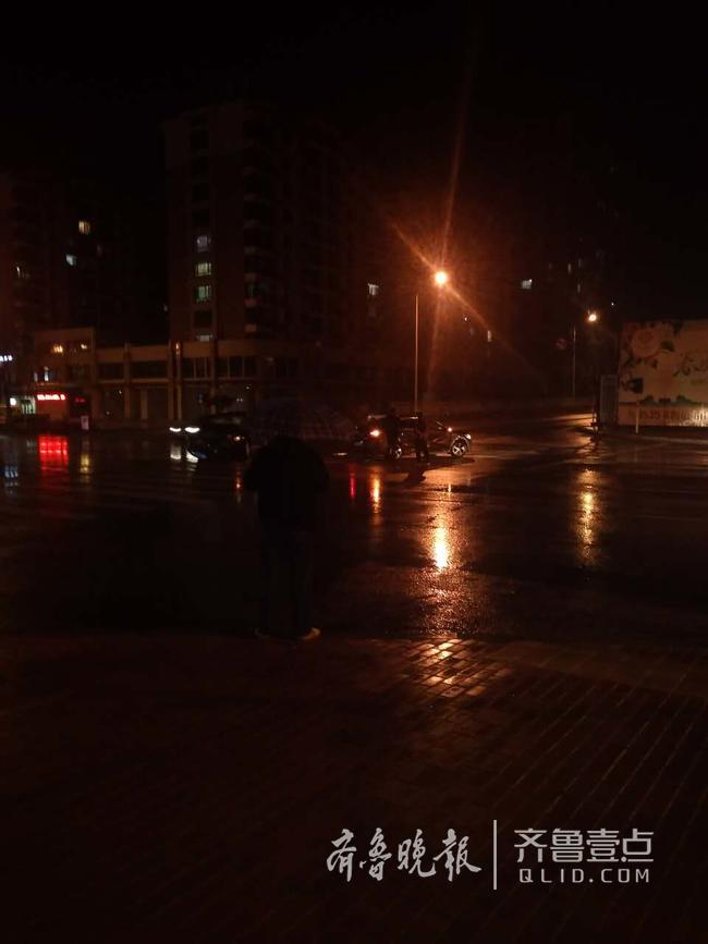 直击现场!雨夜天黑路滑 牟平发生两车相撞事故