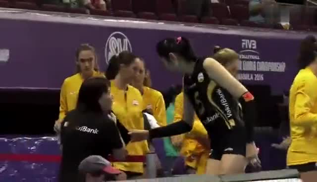 朱婷暴力扣球扯破球裤 局间狂奔更衣室换衣服http://t
