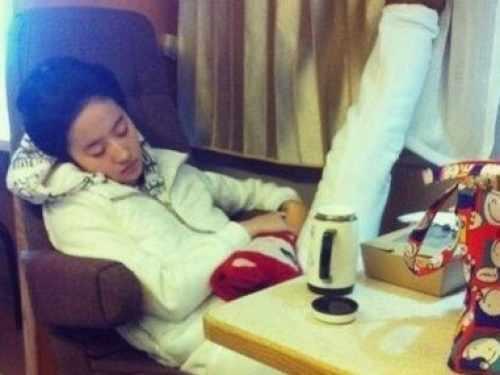 baby素颜在飞机上入眠 睡相竟是这样的 (多图)