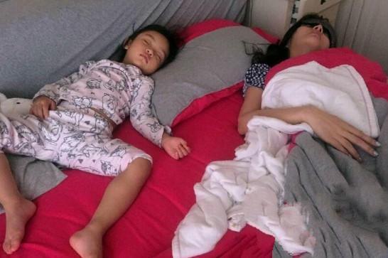 baby素颜在飞机上入眠 睡相竟是这样的 (多图)