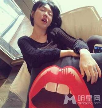 baby素颜在飞机上入眠 睡相竟是这样的 (多图)