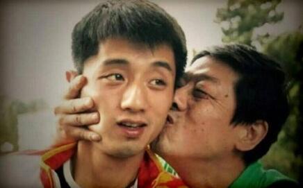 张继科为父亲庆生 作诗送祝福生日蛋糕很抢镜