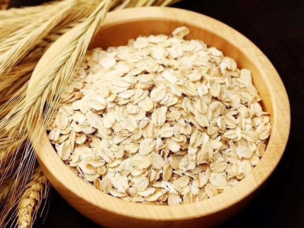 知识库 正文  热量:367 大卡(100克) 燕麦适合减肥,可以在早餐或晚餐