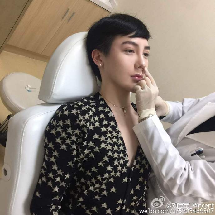 刘梓晨妈妈的整容照片好可怕，直接是切开皮肤抽脂啊