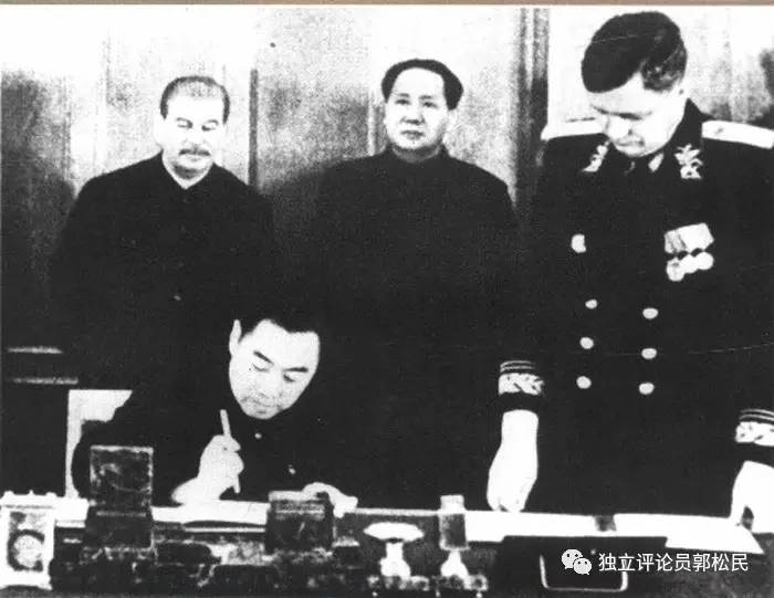 毛泽东和斯大林虽然为了各自国家和民族的利益进行了反复博弈，在全世界掀起妖魔化斯大林的恶浪时，又是毛泽东主席第一个站出来维护斯大林的历史地位，主张用辩证唯物主义和历史唯物主义的观点全面评价斯大林，充分肯定他对国际共产主义运动的历史贡献。