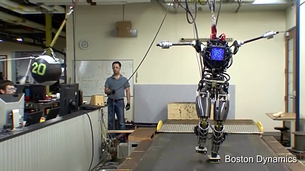 美国人形机器人"阿特拉斯"测试户外行走