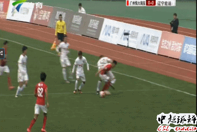 中国足球又现惊人犯规!21岁小将怒踢恒大球员
