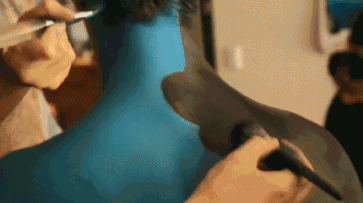 他们只是相当专业地完美配合, 甚至担任车轱辘的四个男模, 没事就跑