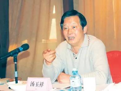 他一年能挣400多亿 却让老婆修汽车 给员工送榨菜