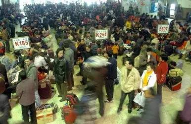 他一年能挣400多亿 却让老婆修汽车 给员工送榨菜