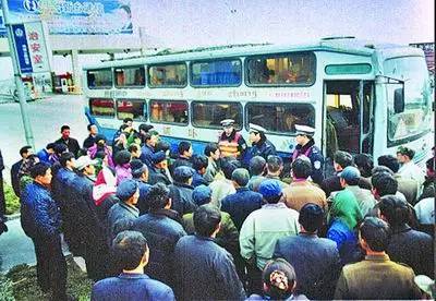 他一年能挣400多亿 却让老婆修汽车 给员工送榨菜