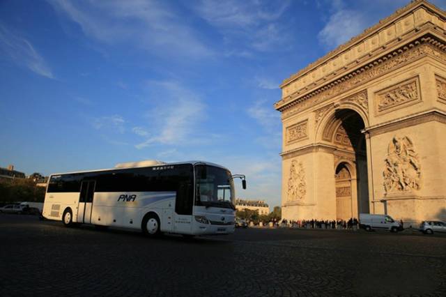 他一年能挣400多亿 却让老婆修汽车 给员工送榨菜