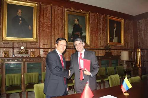 他一年能挣400多亿 却让老婆修汽车 给员工送榨菜